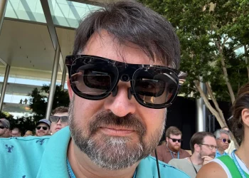 Why Are 2025’s Smart Glasses Making Smartphones Obsolete?