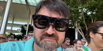 Why Are 2025’s Smart Glasses Making Smartphones Obsolete?